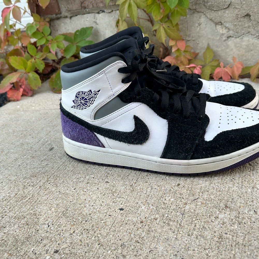 - Air Jordan 1